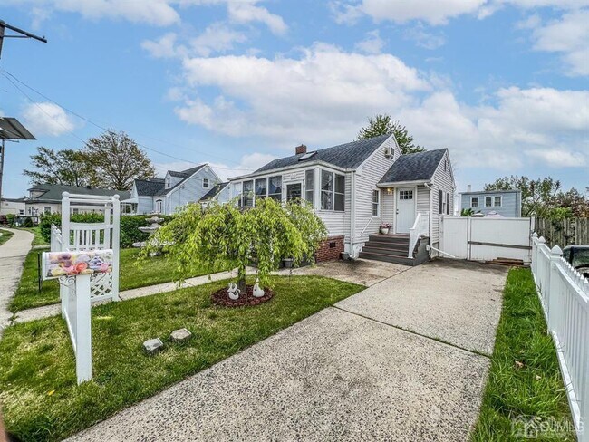 Building Photo - 114 Larch St