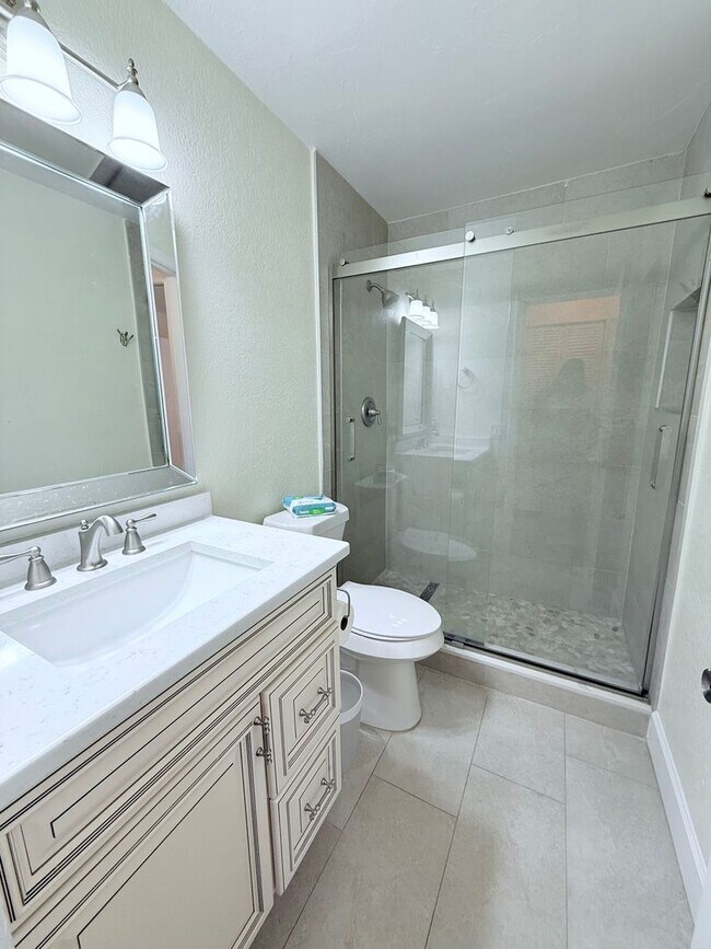 Building Photo - Beautifully Updated & Furnished 2-Bed/2-Ba...