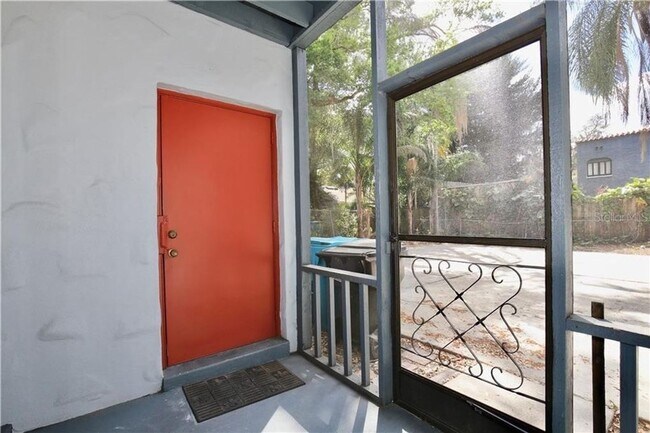 Building Photo - Just Listed!   Updated 2 Bedroom Townhome located in Downtown Orlando