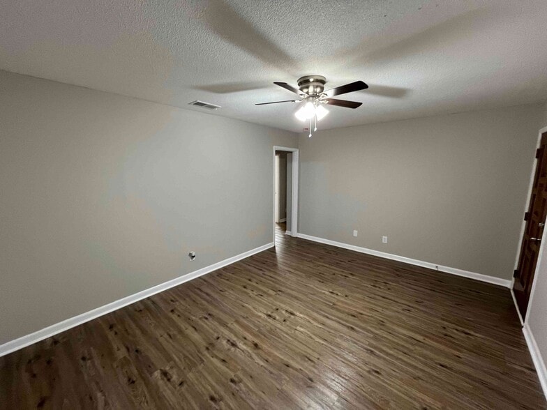 Building Photo - 2604 Briar Ave SW