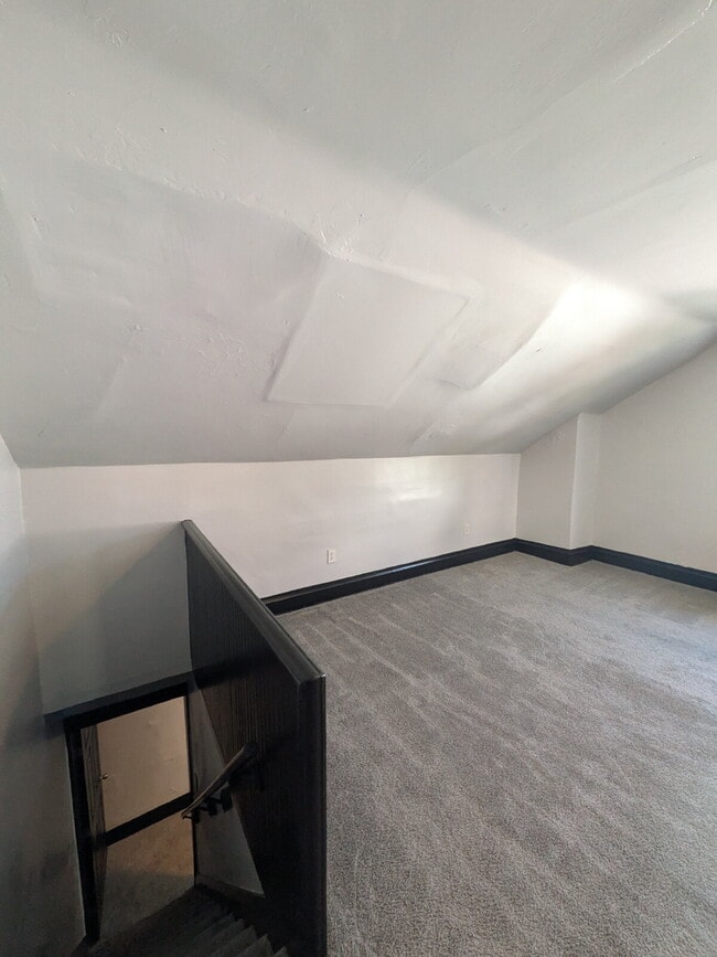 Building Photo - Newly Updated 3 bedroom in Carrick! Section 8 is considered