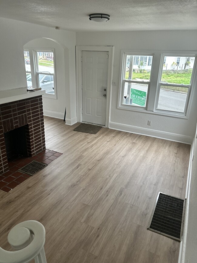 Building Photo - 123 Central Ave