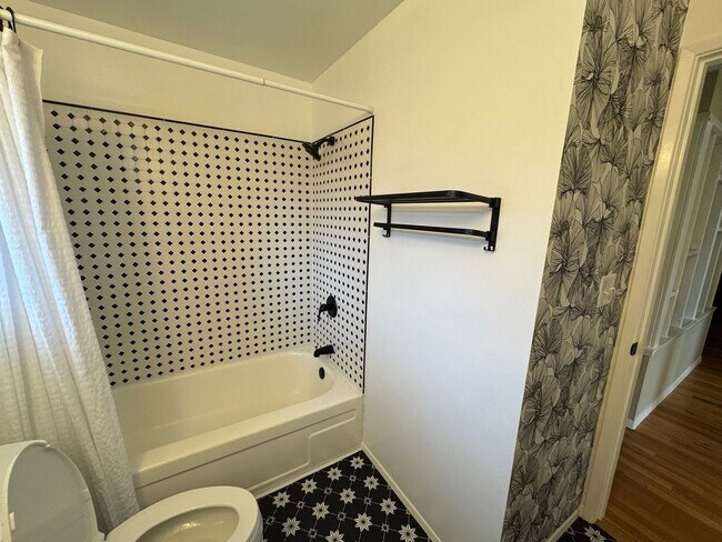 Building Photo - 3 Bed 2 Bath Home