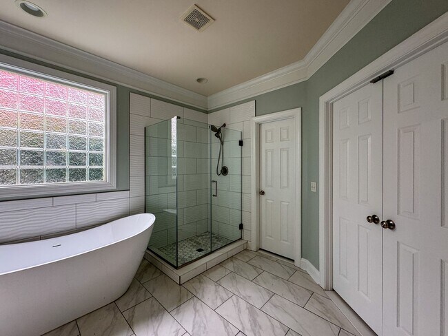 Building Photo - 5 Bedroom Home in Gated Golf Course Community