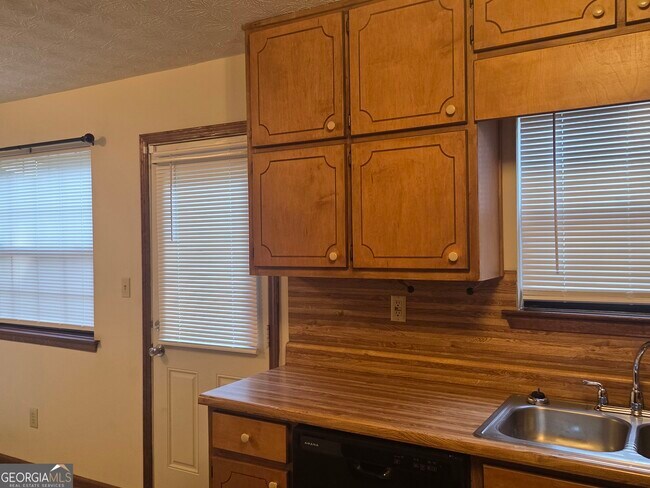 Building Photo - 8492 Pineland Dr