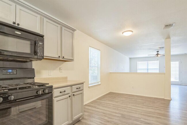 Building Photo - 508 N Cascades Ave