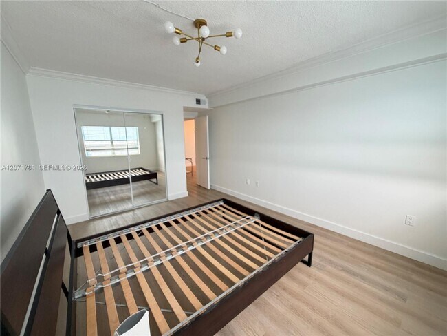 Building Photo - 400 Kings Point Dr