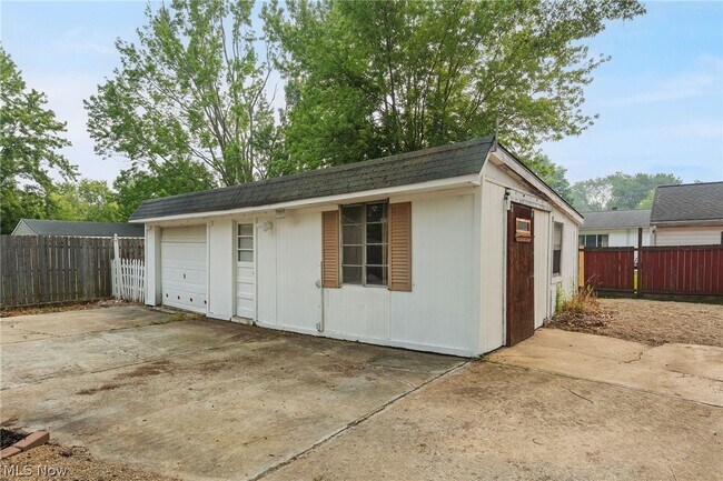 Building Photo - 7365 Chennault Dr