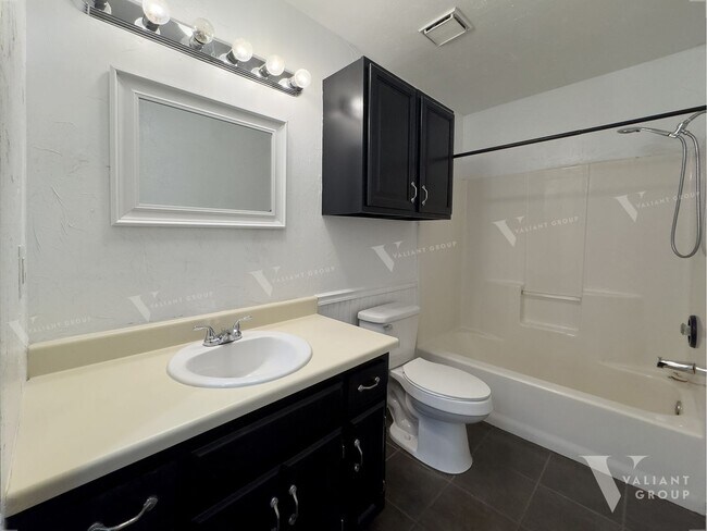 Building Photo - Spacious 4 Bedroom Ozark Home