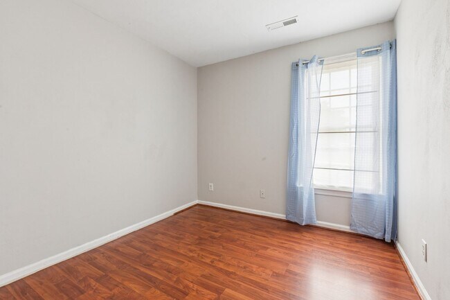 Building Photo - Move In Ready Brick Ranch in VB!
