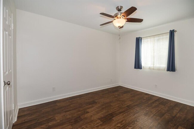 Building Photo - 2401 Manor Rd