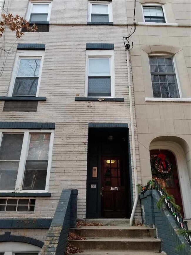 Building Photo - 128 Garden St