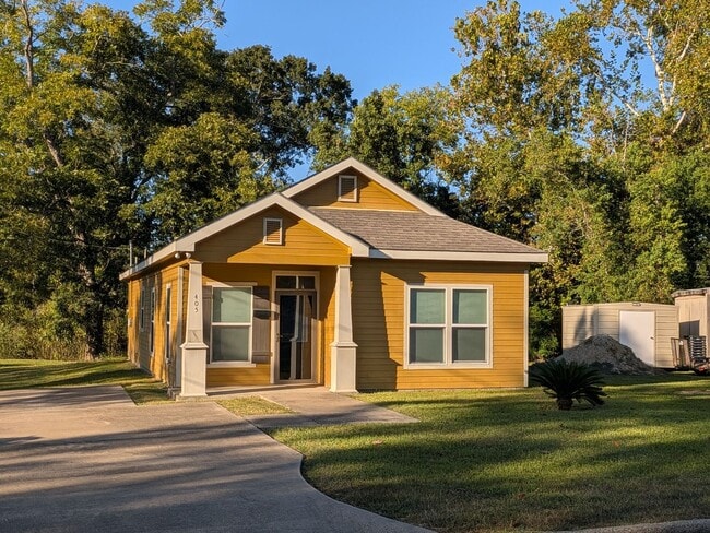 Building Photo - 405 E Simmons Ave