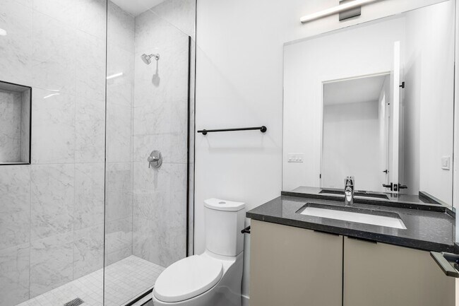 Building Photo - 2122 S Hoyne Ave