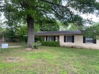 Building Photo - 404 N Lindsey St