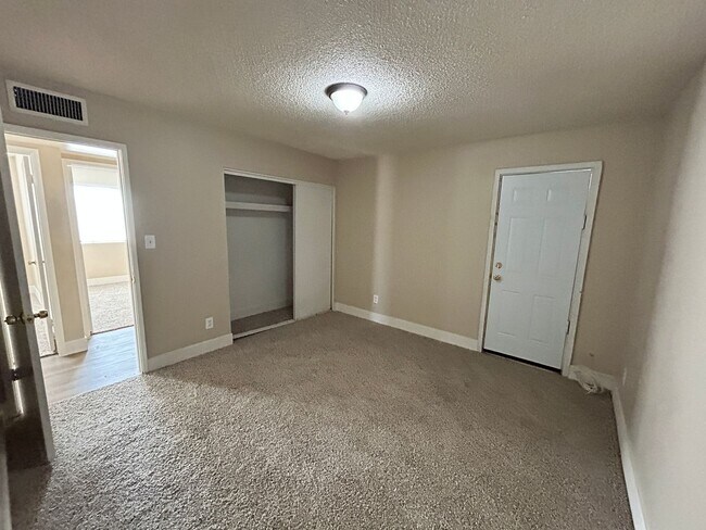 Building Photo - Single Story 3/2 *NO HOA* *NEW* Paint & *N...