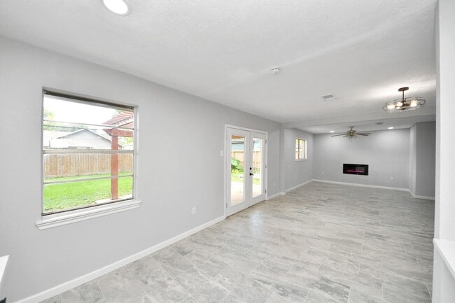 Building Photo - 2405 Pickerton Dr