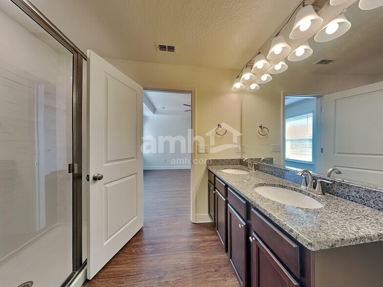 Building Photo - 905 Walden Pond Dr