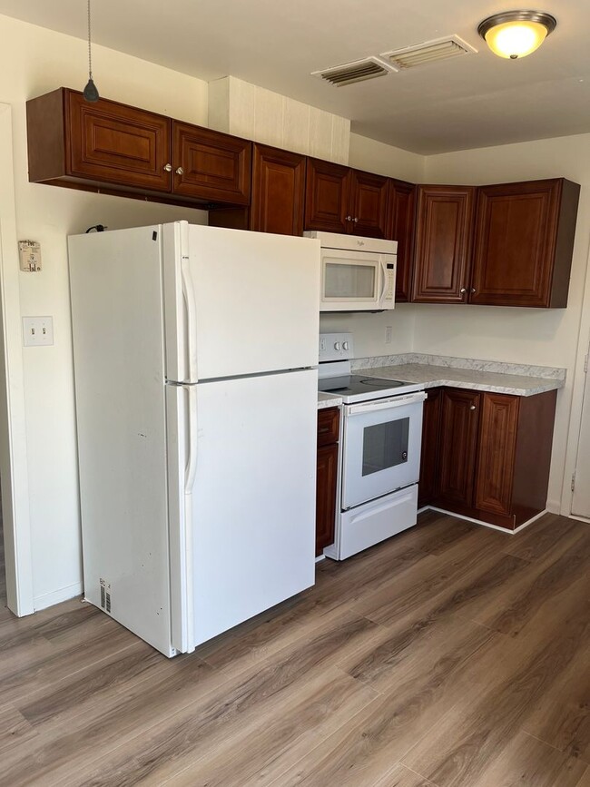 Building Photo - 2 bed/1 bath townhouse located in the Boro...