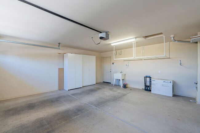 Building Photo - Gated Community!