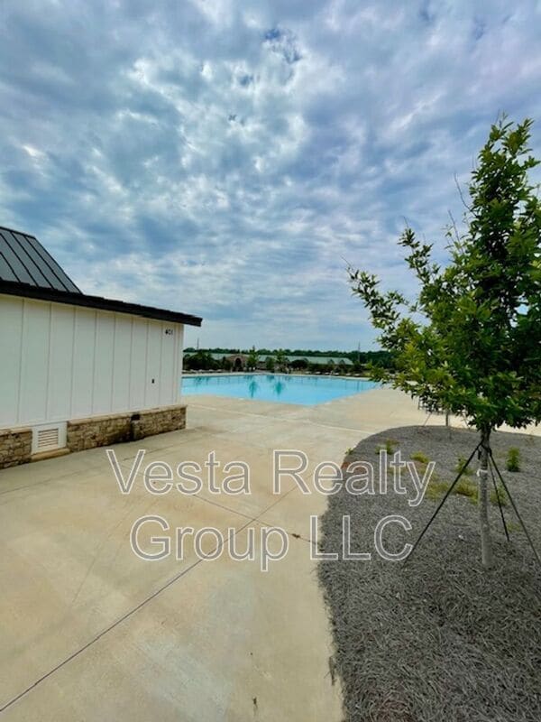 Building Photo - 909 Teabiscuit Wy