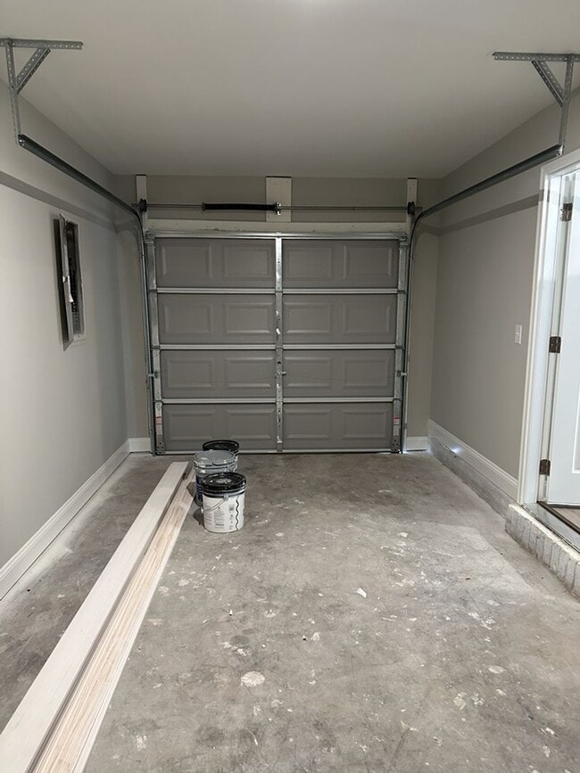 Building Photo - 1050 Rushing St