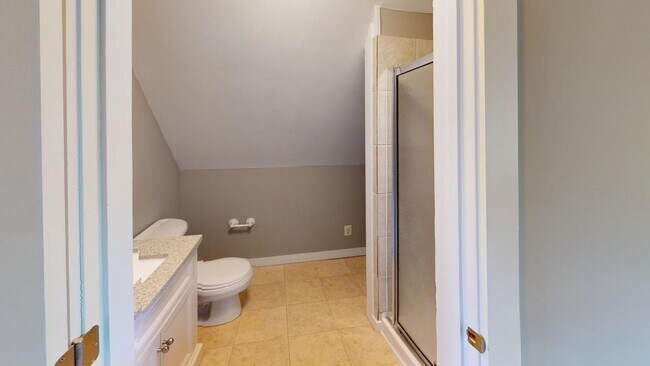 Building Photo - 5 BEDROOMS + 2.5 BATHROOMS + 3 FREE OFF-STREET Parking Spaces SINGLE FAMILY HOUSE!  Available Aug...