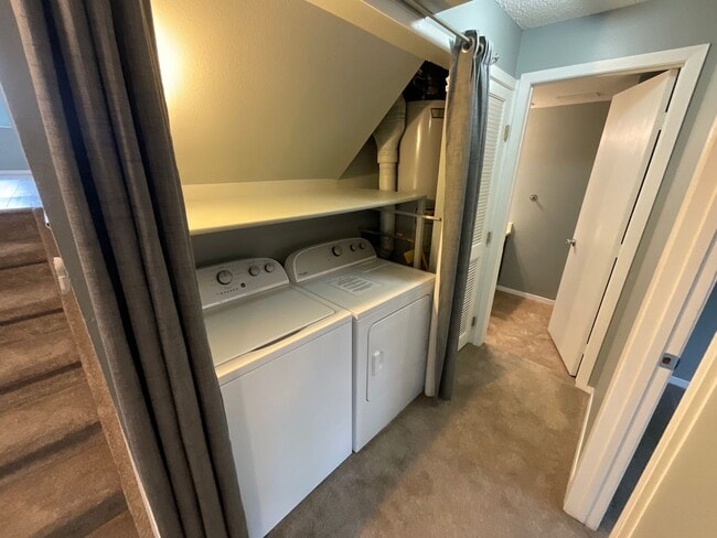 Building Photo - 3 Bedroom Home Available Near E Woodmen Rd...