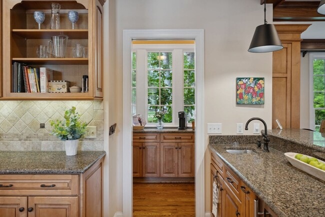 Building Photo - Extremely RARE opportunity in Green Hills