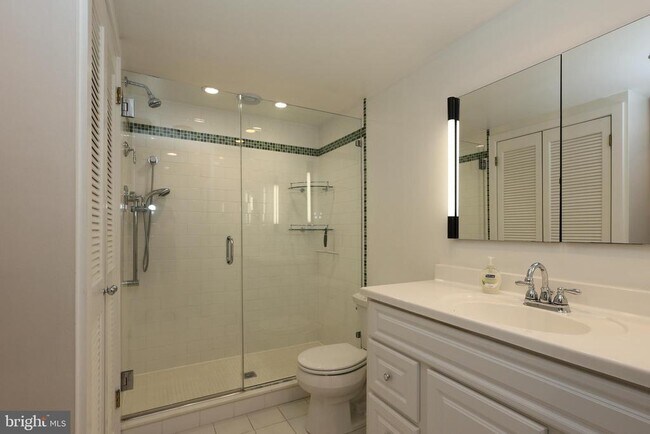 Building Photo - 1637 Oakwood Dr