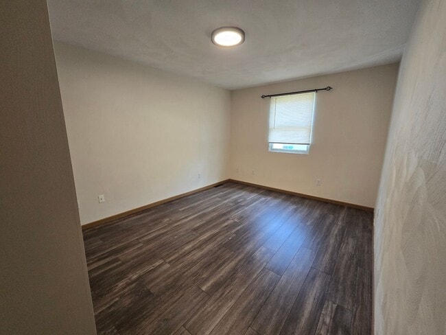 Building Photo - Beautifully Updated 3 Bedroom 2.5 Bathroom Townhouse - Golf Course View!