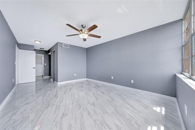 Building Photo - 1100 St Charles Pl