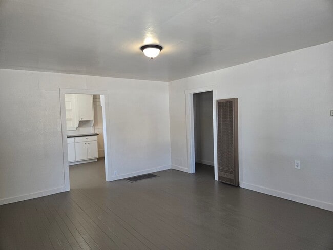 Building Photo - 1121 Kenwood Ave