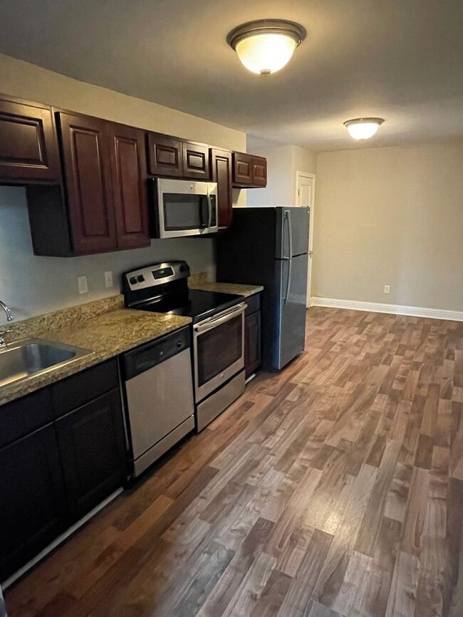 Building Photo - Renovated 1BD in Gated Complex. Washer and Dryer in Unit. Shared Outdoor Space.