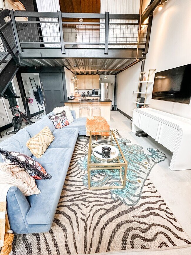 Building Photo - Gorgeous one bedroom one bathroom Denver Loft