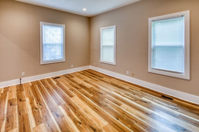 Building Photo - 2 Bed, 2 Bath Available Now!