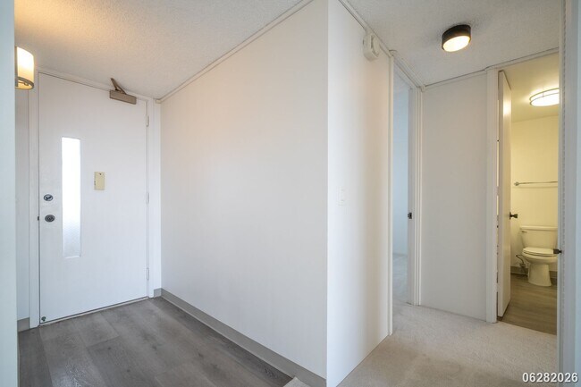 Building Photo - 2 Bd/2 Ba/1 Parking Condo in Banyan Tree Plaza, Honolulu