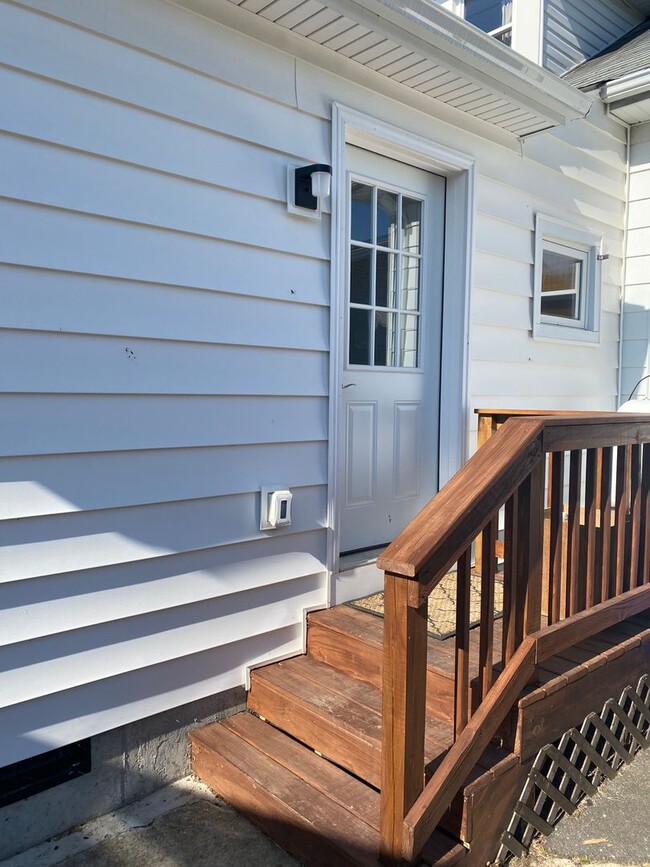 Building Photo - 3 Bedroom, 3.5 Bathroom In Downtown Perryv...