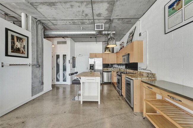 Building Photo - 444 NE 30th St