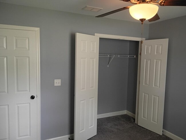 Building Photo - Beautiful Three Bedroom, Two Bathroom Sing...