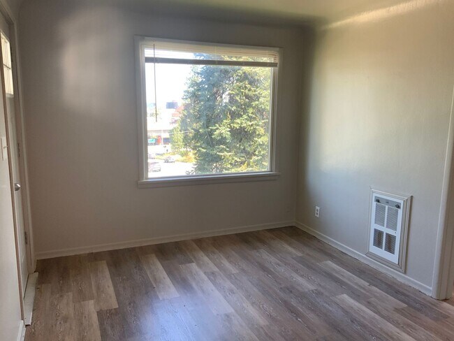 Building Photo - Charming 1-Bedroom Apartment for Rent on Spokane's Lower South Hill - Upstairs Unit with Downtown...