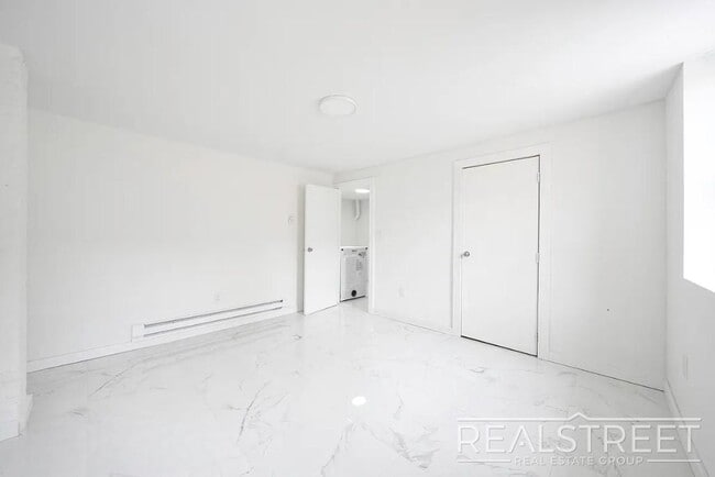 Building Photo - Massive 4BD/4BA Duplex with Office & Priva...