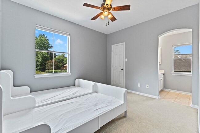 Building Photo - 18 Degas Park Dr