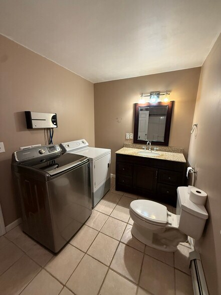 Building Photo - 1458 N Main St