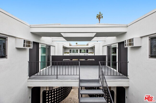 Building Photo - 1117 S Bronson Ave