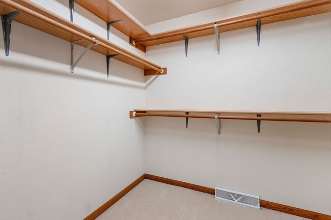 Building Photo - 5 BEDROOM 4.5 BATH PRIVATE BACKYARD