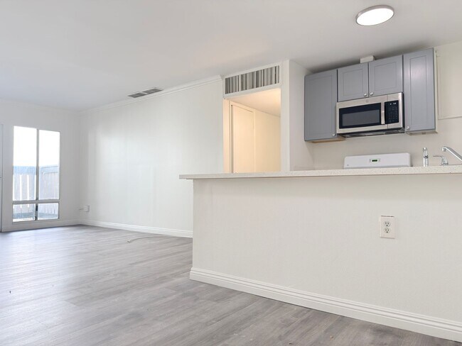 Building Photo - Updated 2Bed/ 2Bath in Canoga Park