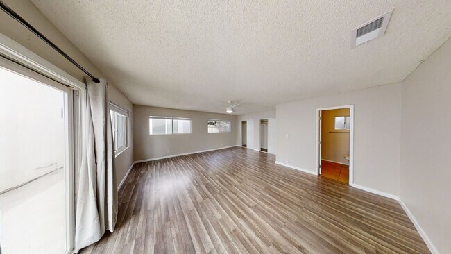 Building Photo - 5BD/2BA, Easy Walk to Campus!! (Lease out,...