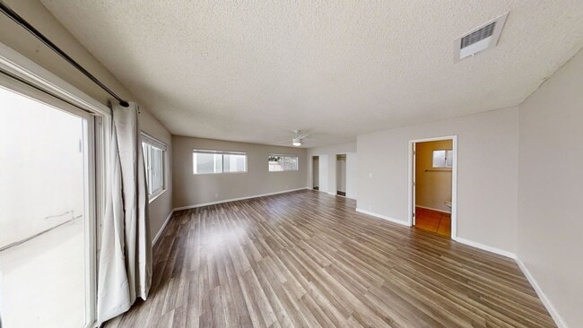 Building Photo - 5BD/2BA, Easy Walk to Campus!!