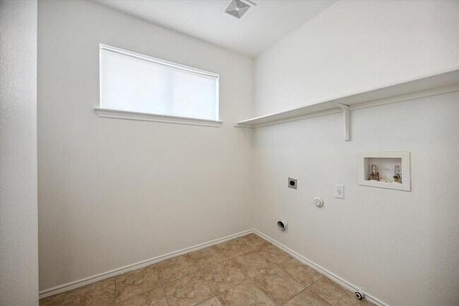 Building Photo - 210 Waterlily Way